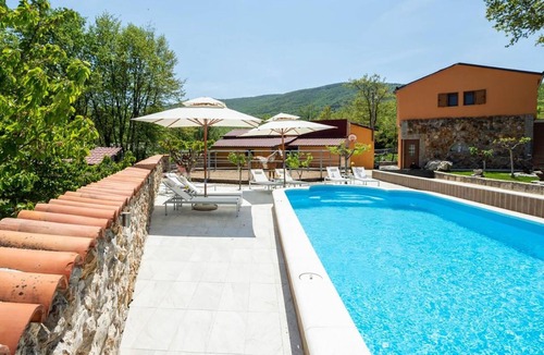 Vrlika House | Awesome home in Maovice with sauna