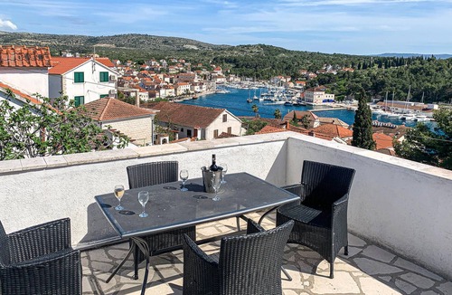 Cove Makarac (Milna) House | Awesome home in Milna with house sea view