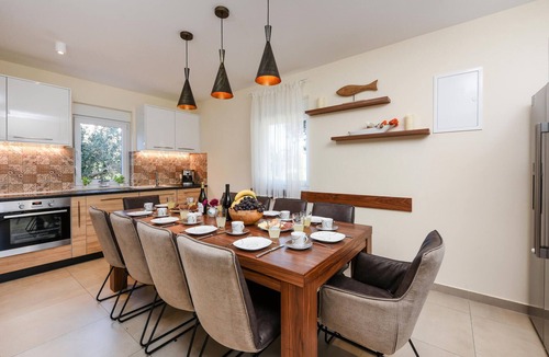 Zrce House | Awesome home in Novalja
