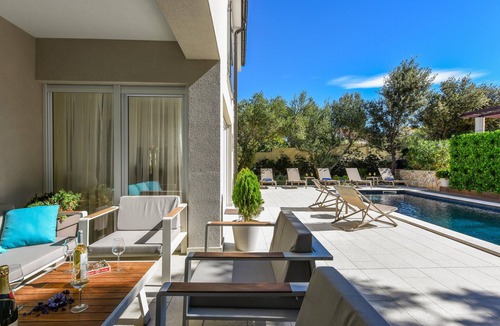 Zrce House | Awesome home in Novalja