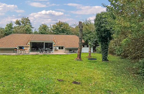 Jegum House | Awesome home in Oksbøl with kitchen