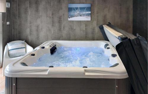Ploudalmezeau House | Awesome Home In Ploudalmézeau With Wifi