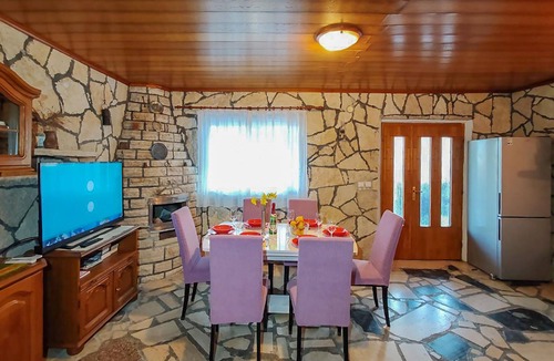 Privlaka House | Awesome home in Privlaka with WiFi