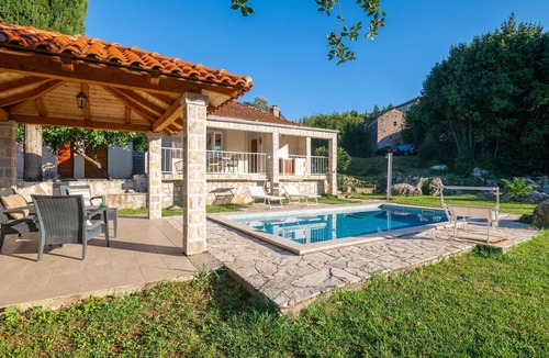 Konavle House | Awesome home in Radovcici
