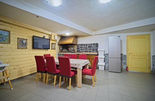 Ravna Gora House | Awesome home in Ravna Gora with sauna