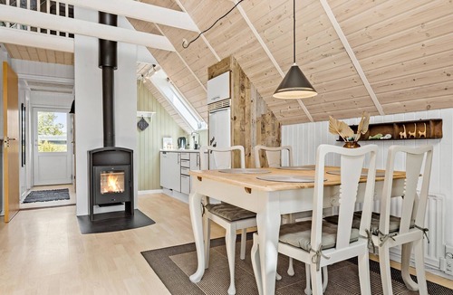 Ronde House | Awesome home in Rønde with WiFi