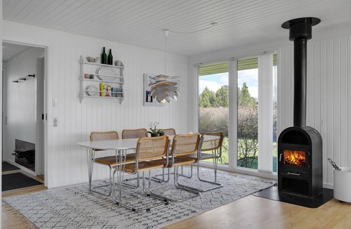 Ronde House | Awesome home in Rønde with WiFi