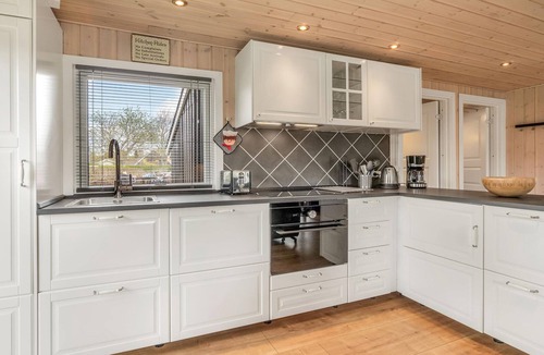 Ronde House | Awesome home in Rønde with WiFi