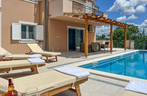 Ruzic House | Awesome home in Ruzic with jacuzzi
