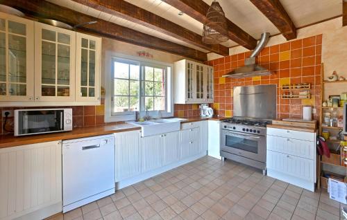 Saint-Jean-de-Maruejols-et-Avejan House | Awesome Home In Saint-Jean-De-Maruéjol