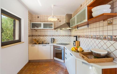 Stomorska House | Awesome Home In Stomorska With House Sea View