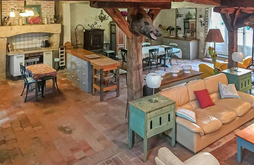 Suevres House | Awesome home in Suèvres with heated swimming pool