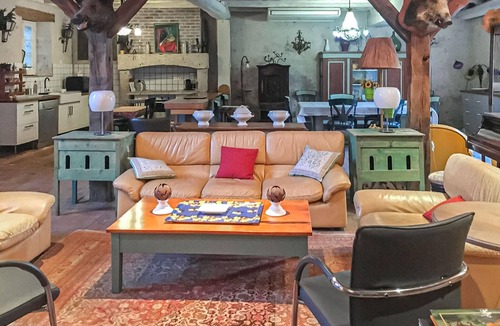 Suevres House | Awesome home in Suèvres with heated swimming pool