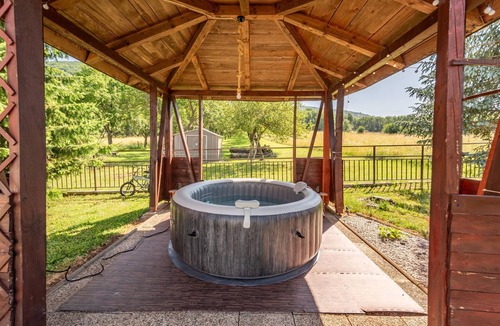 Udbina House | Awesome home in Udbina with swimming pool