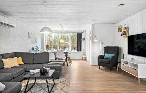 Sønder Nissum House | Awesome Home In Ulfborg With Kitchen