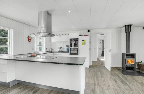 Marielyst House | Awesome home in Væggerløse with kitchen