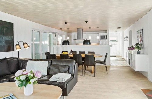 Marielyst House | Awesome home in Væggerløse with sauna