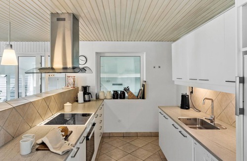 Marielyst House | Awesome home in Væggerløse with sauna