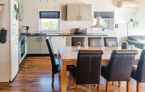 Thorsminde House | Awesome Home In Vemb With Kitchen