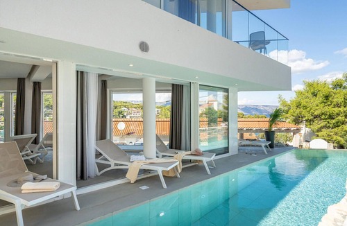 Vrbanj House | Awesome home in Vrboska with sauna