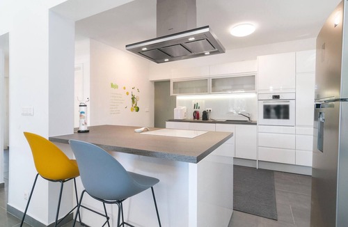 Zrnovnica House | Awesome home in Zrnovnica