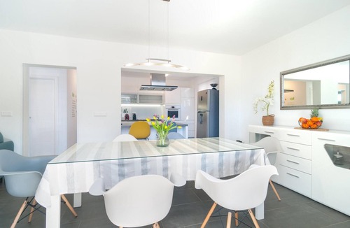 Zrnovnica House | Awesome home in Zrnovnica