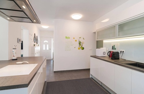 Zrnovnica House | Awesome home in Zrnovnica