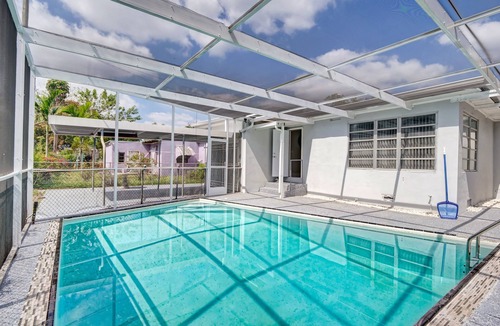 Liberty City House | Awesome house with pool! 20 minutes to downtown!