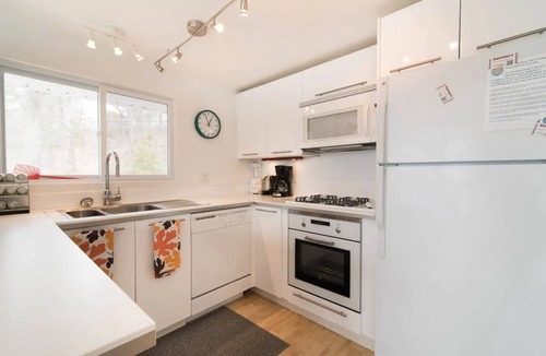 Frontenac Cottage | Awesome Lakefront:2 br modern, c/a, frplace, view