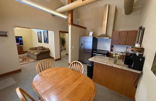 Holiday Island House | Awesome Lakehouse Unit at the Holiday Island Lodge