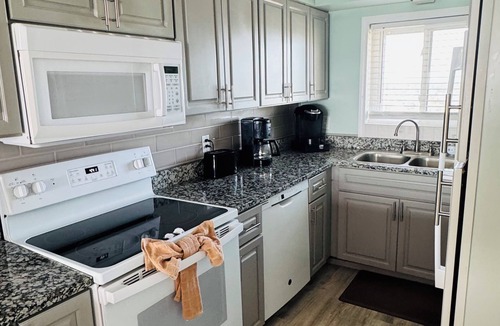 Biltmore Beach Condo | AWESOME LAST MIN DEAL:May 3-8=1250! Beautiful/5star/Beachfront-Free Beach Chairs