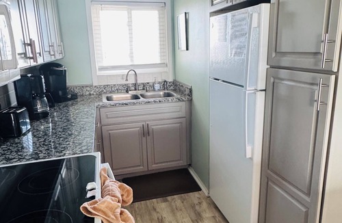 Biltmore Beach Condo | AWESOME LAST MIN DEAL:May 3-8=1250! Beautiful/5star/Beachfront-Free Beach Chairs
