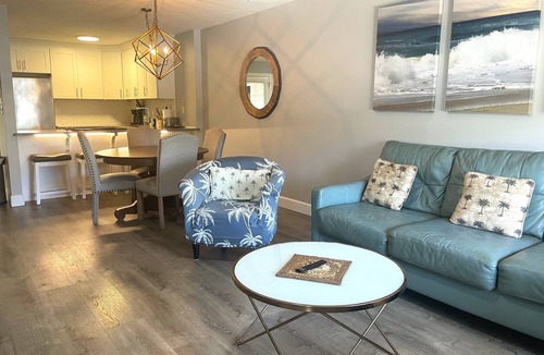 Fort Bay House | Awesome Location ~ Walk to the Beach ~ Cool Surf Theme - Affordable
