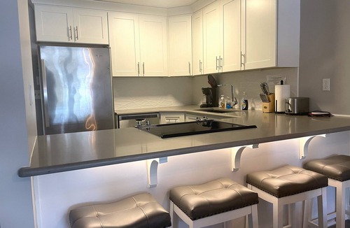 Fort Bay House | Awesome Location ~ Walk to the Beach ~ Cool Surf Theme - Affordable