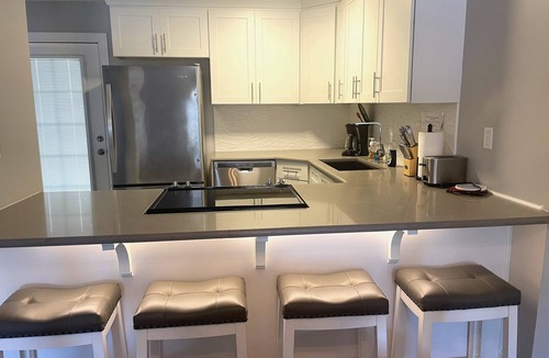 Fort Bay House | Awesome Location ~ Walk to the Beach ~ Cool Surf Theme - Affordable
