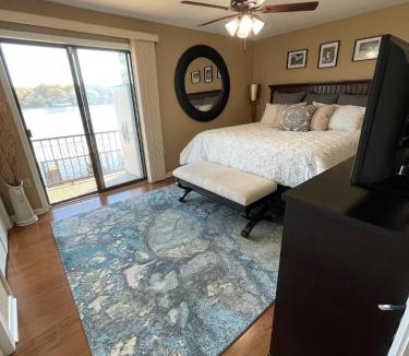 Rockwell Apartment | Awesome Views - Lake Hamilton Condo