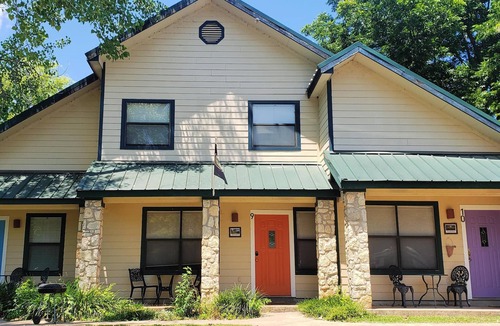 Kingsland Condo | AwesomeGetaway*Lakeviews! Homeawayfromhome!