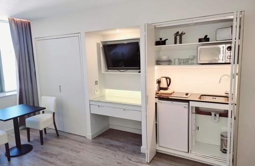 Battersea Apartment | Axiom Park Hotel