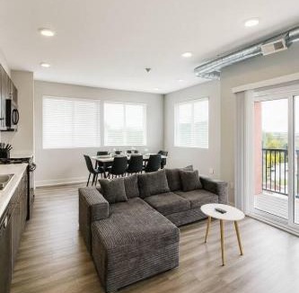Downtown Des Moines Apartment | Axis Suite