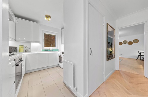 Syon Apartment | Azalea Apartment: Home comforts by the river