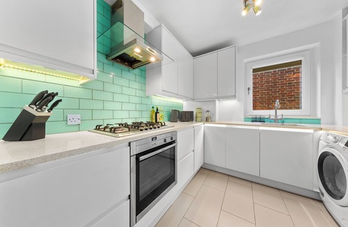 Syon Apartment | Azalea Apartment: Home comforts by the river