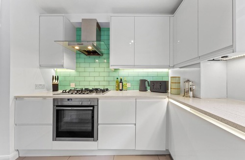 Syon Apartment | Azalea Apartment: Home comforts by the river