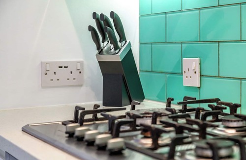 Syon Apartment | Azalea Apartment: Home comforts by the river