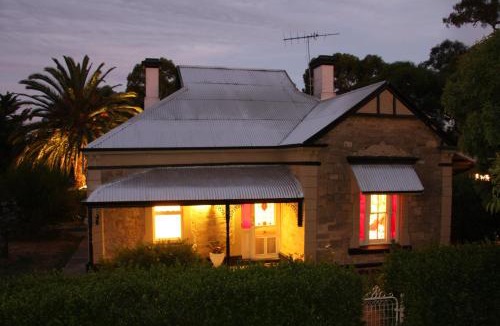 Lyndoch House | Azalea Cedar-Rose Barossa Valley Villa