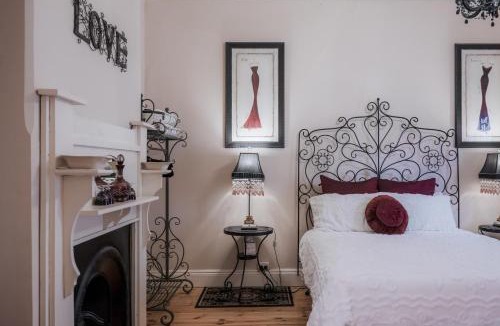 Lyndoch House | Azalea Cedar-Rose Barossa Valley Villa