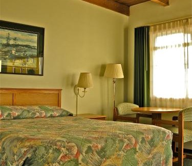 Gold Beach Hotel | Azalea Lodge