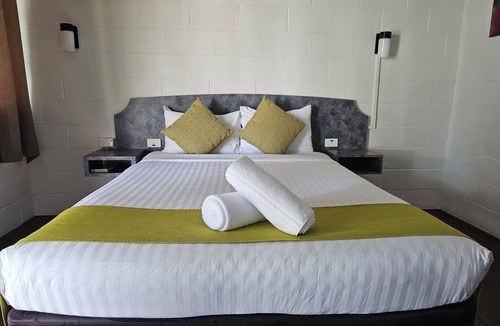 Coonabarabran Hotel | Azalea Motel