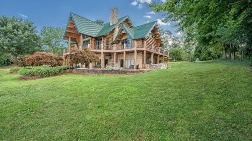 Lake Norman of Catawba House | Azalea Retreat by AvantStay Sleeps 34 Pool