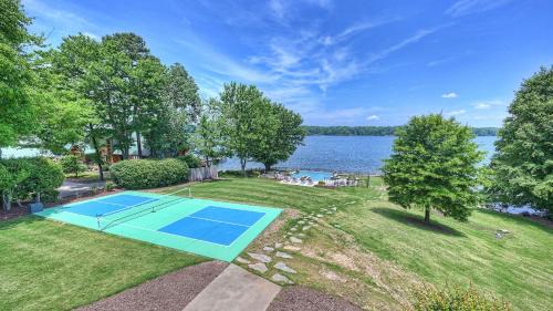 Lake Norman of Catawba House | Azalea Retreat by AvantStay Sleeps 34 Pool