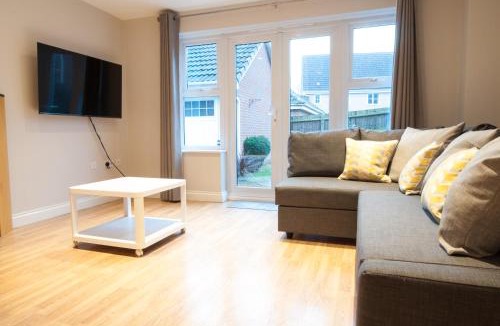 Derby House | Aztec House - Modern & Spacious, 6 separate beds